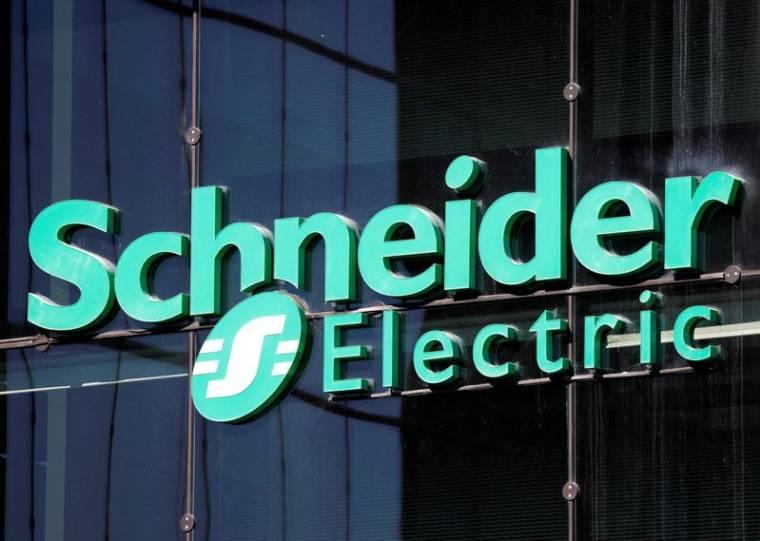 Le logo de Scheider Electric est photographié au siège de la société à Rueil-Malmaison