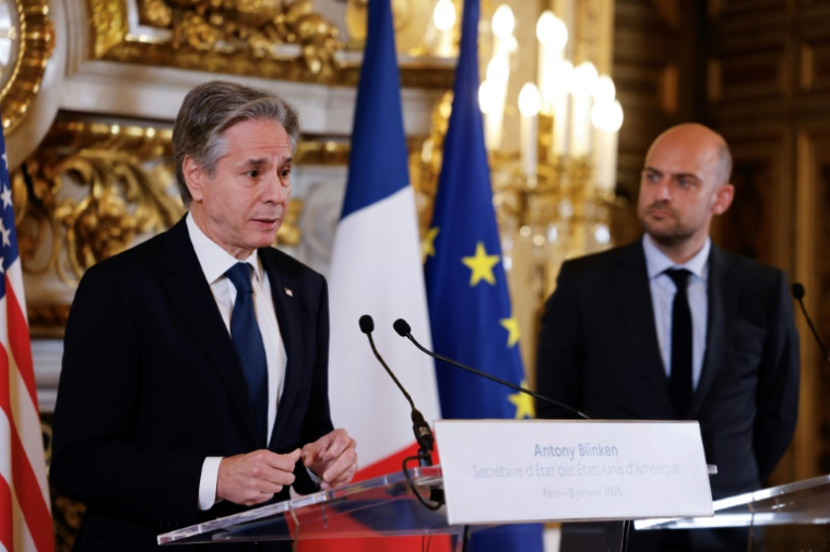 Le secrétaire d'État américain Antony Blinken prononce un discours sous le regard du ministre français de l'Europe et des Affaires étrangères Jean-Noël Barrot (à droite) après leur rencontre au Quai d'Orsay à Paris, le 8 janvier 2025 ( POOL / Ludovic MARIN )