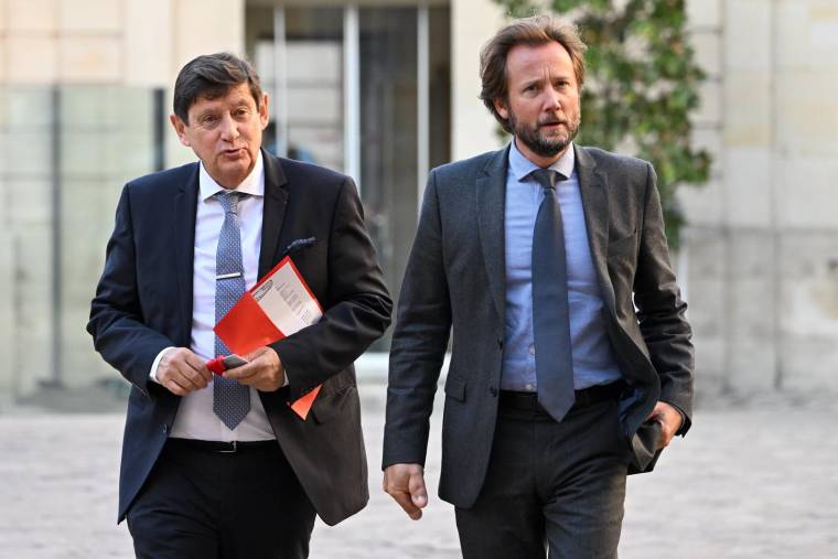 Patrick Kanner et Boris Vallaud à Matignon le 21 septembre 2022. ( AFP / Emmanuel DUNAND )