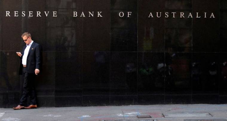 Un homme fume devant le siège de la Banque centrale d'Australie à Sydney