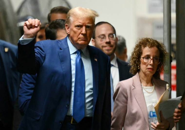 L'ancien président américain Donald Trump et son avocate Susan Necheles (d) retournent dans la salle d'audience du tribunal de Manhattan après une pause, le 9 mai 2024 à New York ( POOL / ANGELA WEISS )