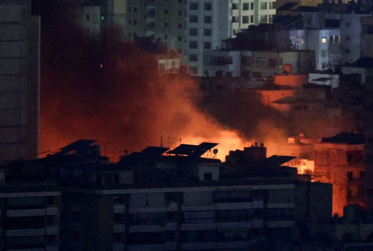 De la fumée s'élève au-dessus des banlieues sud de Beyrouth