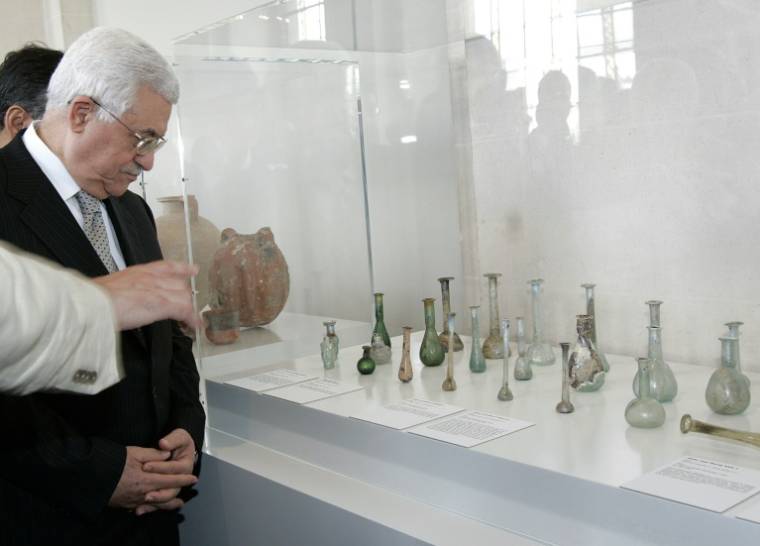 le président de l'Autorité palestinienne, Mahmoud Abbas, admire des bouteilles anciennes lors de l'exposition "Gaza, au carrefour des civilisations" au Musée d'Art et d'Histoire de Genève, le 26 avril 2007 ( AFP / FABRICE COFFRINI )