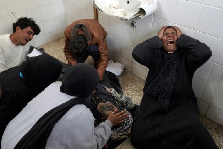 Des Palestiniens pleurent la mort d'un proche, tué jeudi dans un bombardement israélien, le 29 mars 2024 dans le centre de la bande de Gaza  ( AFP / - )