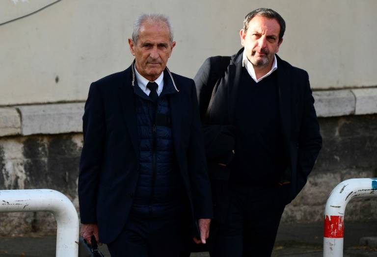 L'ex-maire de Toulon, Hubert Falco (g), et son avocat Me Thierry Fradet, arrivent au tribunal de Marseille, le 12 avril 2023 ( AFP / Christophe SIMON )