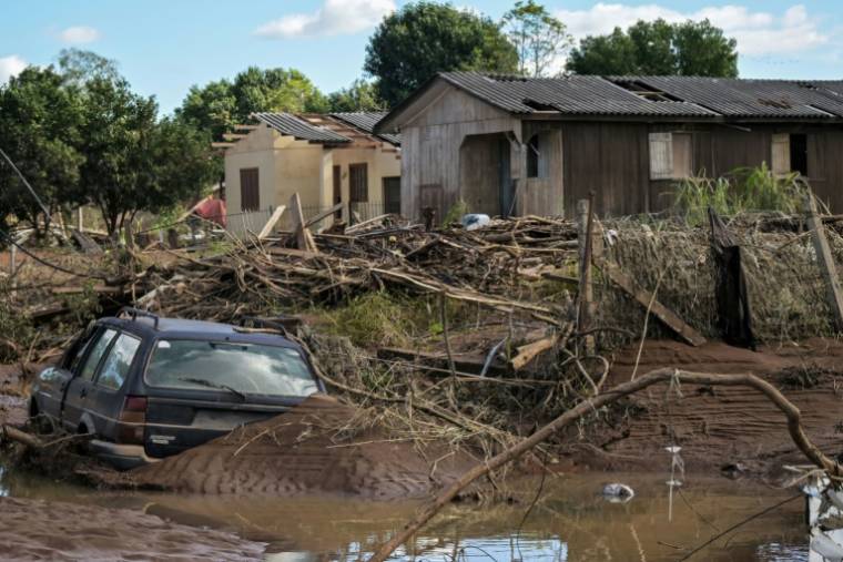 Des maisons détruites, des voitures endommagées, des branches et des débris à Cruzeiro do Sul après les inondations dévastatrices qui ont frappé la région dans l'État du Rio Grande do Sul, au Brésil, le 14 mai 2024 ( AFP / Nelson ALMEIDA )