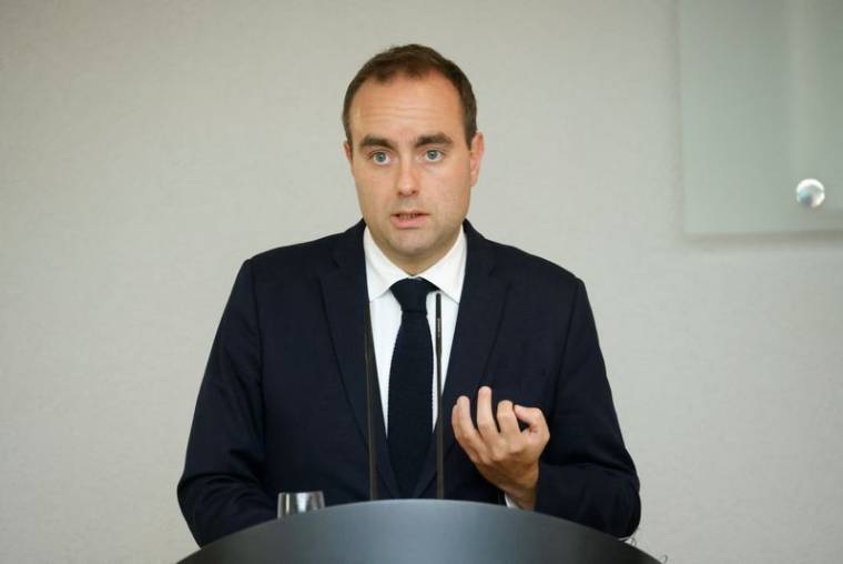 Le ministre français de la Défense, Sébastien Lecornu s'adresse aux médias au ministère allemand de la Défense à Berlin