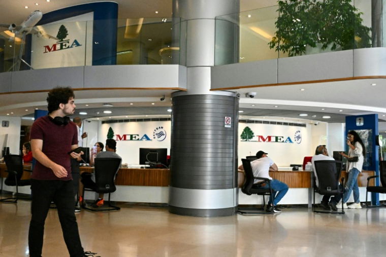 Des clients attendent pour acheter des billets dans les bureaux de Middle East Airlines à Beyrouth, le 27 septembre 2024 au Liban ( AFP / Joseph EID )