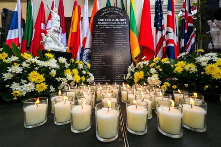 Une plaque commémorative en hommage aux victimes de l'attaque terroriste de Pâques 2019 à l'occasion de son cinquième anniversaire, à l'église Saint-Antoine de Colombo, le 21 avril 2024 au Sri Lanka ( AFP / Ishara S. KODIKARA )
