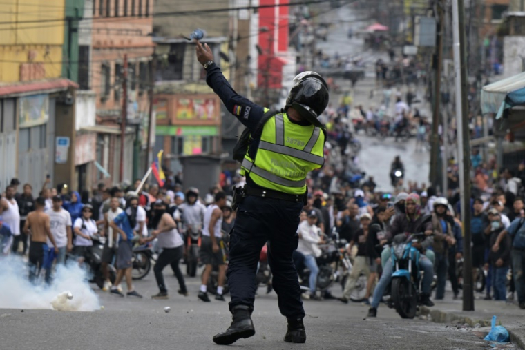 Un policier lance une grenade de gaz lacrymogène lors d'une manifestation contre le président Nicolas Maduro au Venezuela, le 29 juillet 2024 à Caracas ( AFP / Yuri CORTEZ )