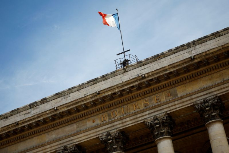 Un drapeau national français flotte sur le Palais Brongniart, ancienne Bourse de Paris