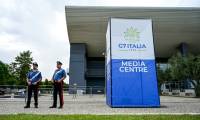 Des policiers se tiennent devant le centre des médias du G7 Italie 2024 à Bari, en Italie, le 11 juin 2024 ( AFP / Piero CRUCIATTI )