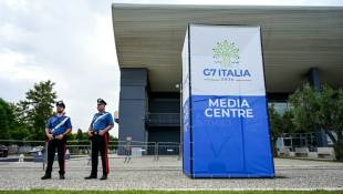 Des policiers se tiennent devant le centre des médias du G7 Italie 2024 à Bari, en Italie, le 11 juin 2024 ( AFP / Piero CRUCIATTI )