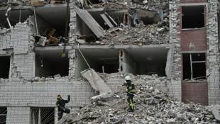 Des sauveteurs dans les décombres d'un bâtiment détruit par une attaque de missile russe, le 17 avril 2024 à Tcherniguiv, en Ukraine ( AFP / Genya SAVILOV )