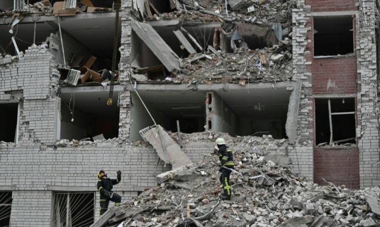 Des sauveteurs dans les décombres d'un bâtiment détruit par une attaque de missile russe, le 17 avril 2024 à Tcherniguiv, en Ukraine ( AFP / Genya SAVILOV )