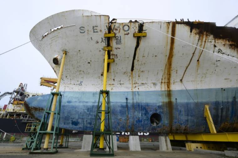L'épave du ferry Sewol conservée à Mokpo en Corée du Sud, le 16 avril 2024, dix ans après son naufrage  ( AFP / ANTHONY WALLACE )