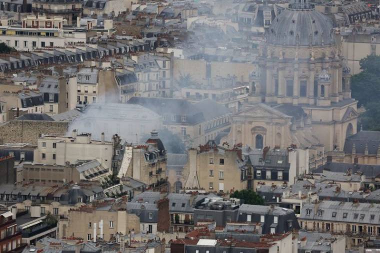 De la fumée s'élève au-dessus des toits suite à une explosion de gaz dans le cinquième arrondissement de Paris