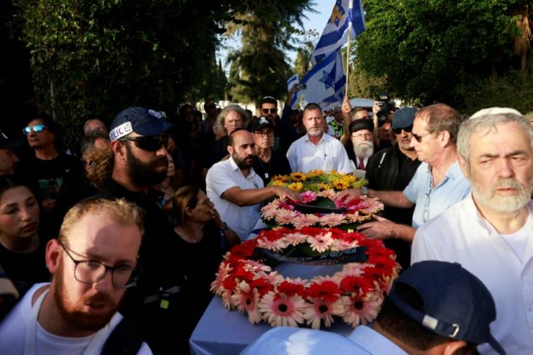 Funérailles de Chanan Yablonka, dont le corps a été ramené de Gaza après 230 jours aux mains du Hamas, le 26 mai 2024 à Tel-Aviv ( AFP / Menahem Kahana )