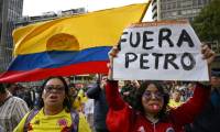 Des manifestants réclament le départ du président colombien Gustavo Petro, le 21 avril 2024 à Bogota ( AFP / Raul ARBOLEDA )