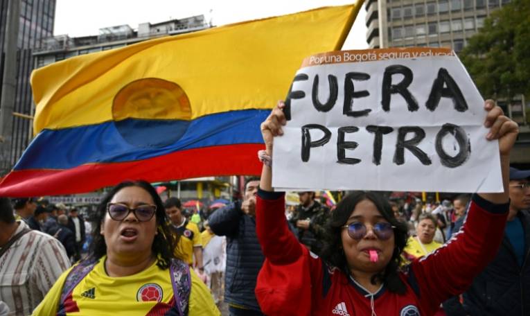 Des manifestants réclament le départ du président colombien Gustavo Petro, le 21 avril 2024 à Bogota ( AFP / Raul ARBOLEDA )