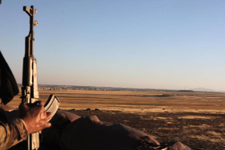 Un soldat turc sur la position de Jibrin, en Syrie regarde dans la direction de la zone contrôlée par les Kurdes des YPG, le 19 juillet 2022. ( AFP / Bakr ALKASEM )