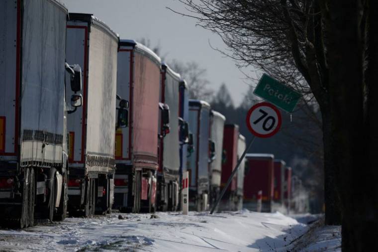 Des camions dans une longue file d'attente pour franchir la frontière polono-ukrainienne