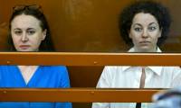 La metteuse en scène russe Evguénia Berkovitch (d) et la dramaturge russe Svetlana Petriïtchouk, assises dans le box des accusés, lors de l'annonce du verdict à Moscou, le 8 juillet 2024 ( AFP / Alexander NEMENOV )