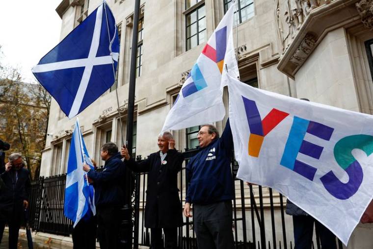 Des militants pro-indépendance écossaise devant la Cour suprême du Royaume-Uni à Londres