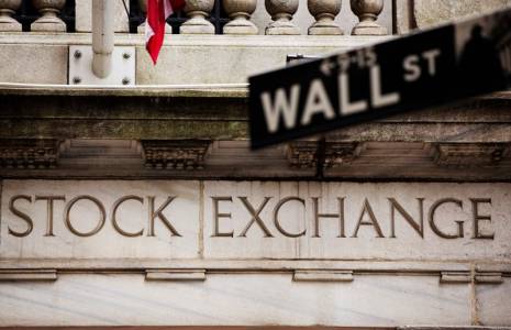 Photo d'archives d'un panneau de Wall Street devant la Bourse de New York