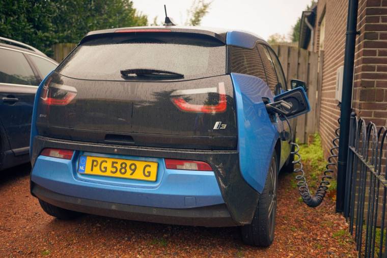 Dès ce lundi 3 août, le montant de l'aide pour l'achat d'un véhicule électrique ou hybride rechargeable est désormais plafonné à 5000 euros.(Crédits photo : Unsplash - VanveenJF )