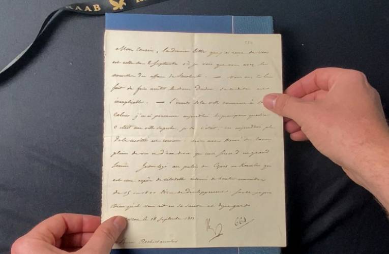 Photo non datée, diffusée par Raab Collection à Philadelphie, d'une lettre de 1812 écrite par l'empereur français Napoléon Ier lors de la campagne de Russie ( The Raab Collection Philadelphia / - )