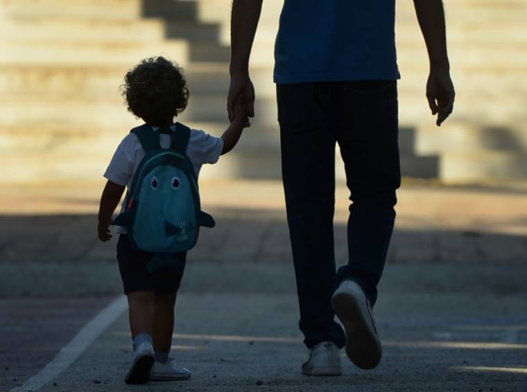 La proposition d'Emmanuel Macron d'inposer un "devoir de visite" aux pères suscite le scepticisme voire le rejet d'associations et spécialistes ( AFP / CRISTINA QUICLER )