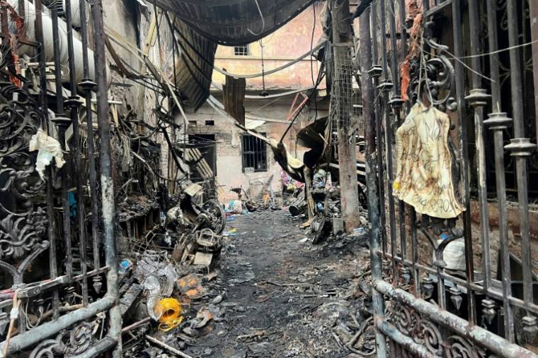 Des débris carbonisés après un incendie dans un immeuble résidentiel à Hanoï, le 24 mai 2024 au Vietnam ( AFP / Kien Pham )