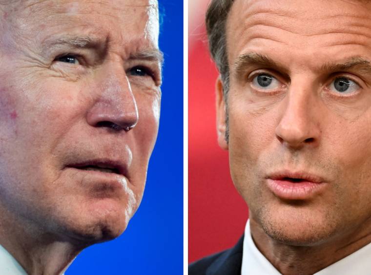 Joe Biden à Wahsington, aux États-Unis, le 21 janvier 2022, et Emmanuel Macron à Bruxelles, en Belgique, le 18 juillet 2023. ( AFP / SAUL LOEB )