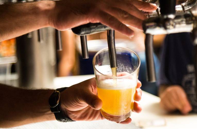 Seules des bières sans alcool sont vendues à la buvette des JO car la loi interdit la vente d'alcool dans les stades lors d'événements sportifs (sauf dans les zones VIP). (spooky_kid / Pixabay)
