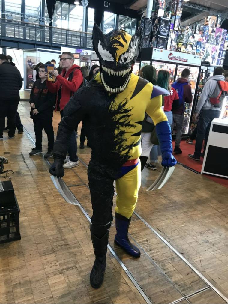 Un cosplay réussi, mélange de Venom et Wolverine.