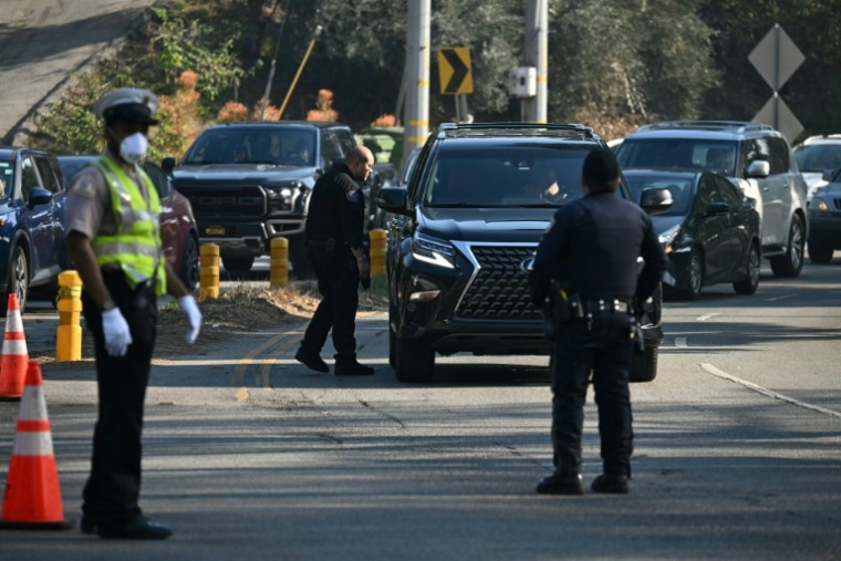 Des policiers contrôlent des automobilistes à Los Angeles, le 9 janvier 2025 ( AFP / Patrick T. Fallon )