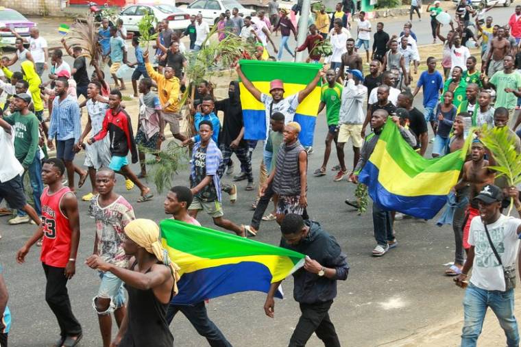 Des personnes manifestant leur soutien aux putschistes dans les rues de Libreville, au Gabon