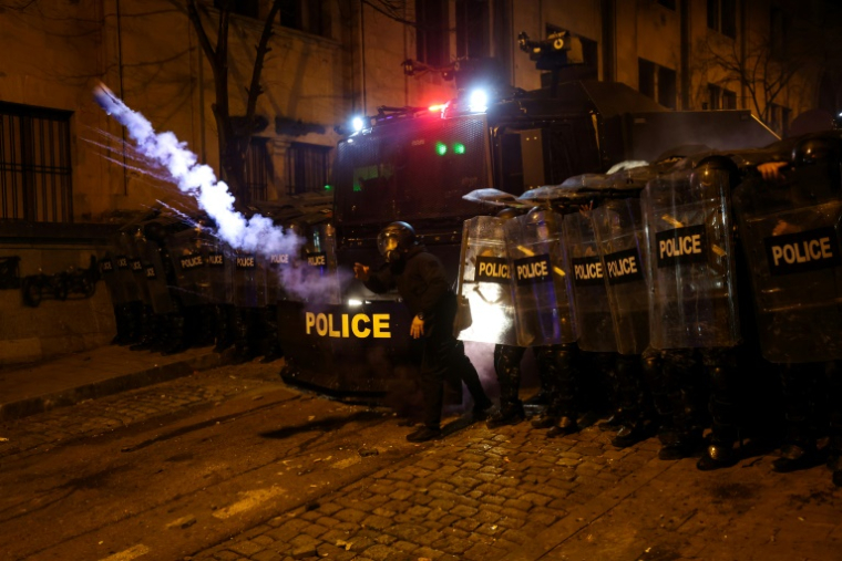 Des forces de police déployées face à des manifestants à Tbilissi, le 2 décembre 2024 ( AFP / Giorgi ARJEVANIDZE )