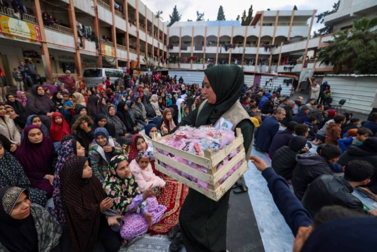 Distribution de bonbons au premier jour de l'Aïd el-Fitr à Rafah, dans le sud de la bande de Gaza, le 10 avril 2024 ( AFP / MOHAMMED ABED )