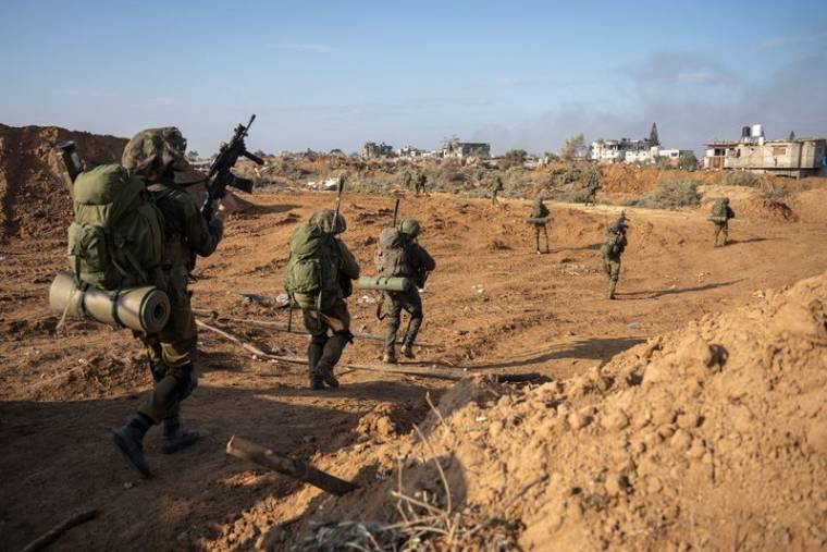 Des soldats israéliens avancent lors d'une opération terrestre à Gaza