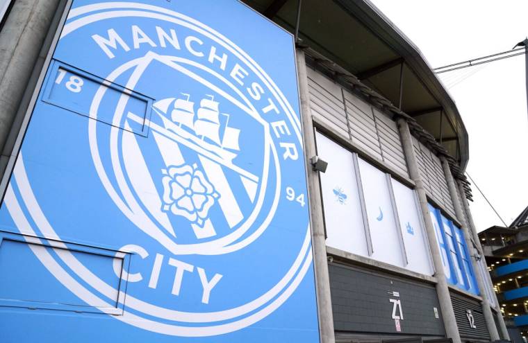 Manchester City bannit deux supporters pour s’être moqué de Bobby Charlton