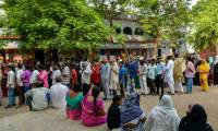 Des électeurs attendent pour voter lors de la dernière phase des élections générales, le 1er juin 2024 à Patna, en Inde ( AFP / Sachin KUMAR )