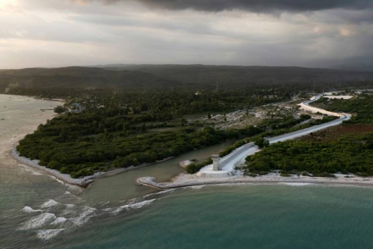 Vue aérienne du mur frontalier construit entre la République dominicaine et Haïti, le 15 mai 2024 à Pedernales  ( AFP / Federico PARRA )