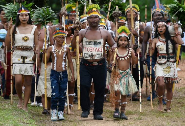 Des indigènes de l'Amazonie colombienne assistent à une cérémonie d'excuses à la Casa Arana à La Chorrera, en Colombie, le 23 avril 2024 ( AFP / Daniel MUNOZ )