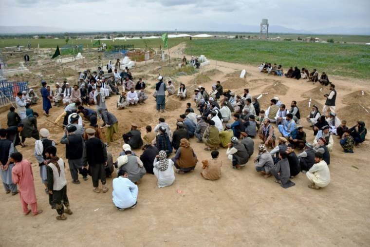 Des familles afghanes assistent le 11 mai 2024 à Baghlan-e-Markazi à l'enterrement de victimes des crues subites qui ont fait plus de 300 morts en un jour dans le pays  ( AFP / Atif Aryan )
