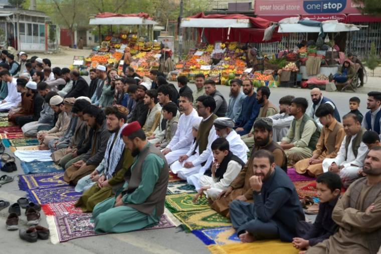 Des fidèles musulmans se préparent à prier pour l'Aïd al-Fitr, marquant la fin du mois du ramadan, le 10 avril 2024 à Kaboul ( AFP / Ahmad SAHEL ARMAN )