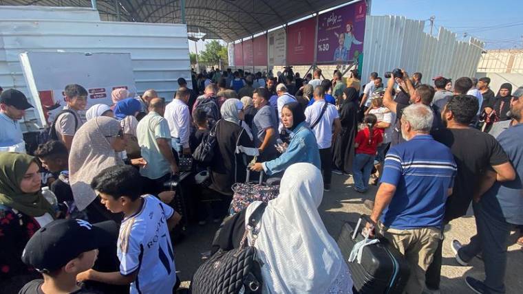 Des Palestiniens au poste frontière égyptien, à Rafah