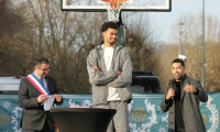 La star française des Spurs de San Antonio, Victor Wembanyama, lors de l'inauguration de terrains de basket dans sa ville d'origine, Le Chesnay, près de Paris, le 21 janvier 2025 ( AFP / Thomas SAMSON )