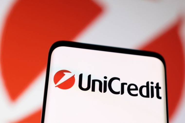 Illustration du logo Unicrédit sur un smartphone